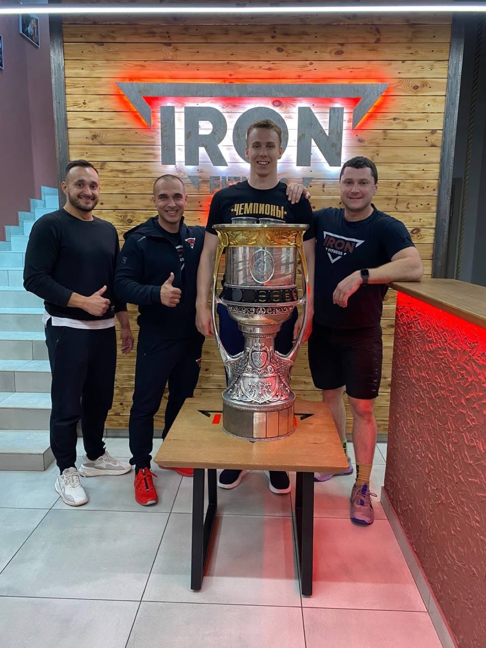 Павел Карнаухов с Кубком Гагарина и командой IRON FITNESS